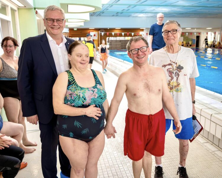 Bürgermeister Thomas Steiner und Pepi Frank mit den Schwimmer:innen