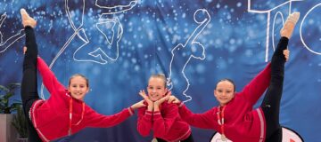 Gymnastinnen mit Pokal