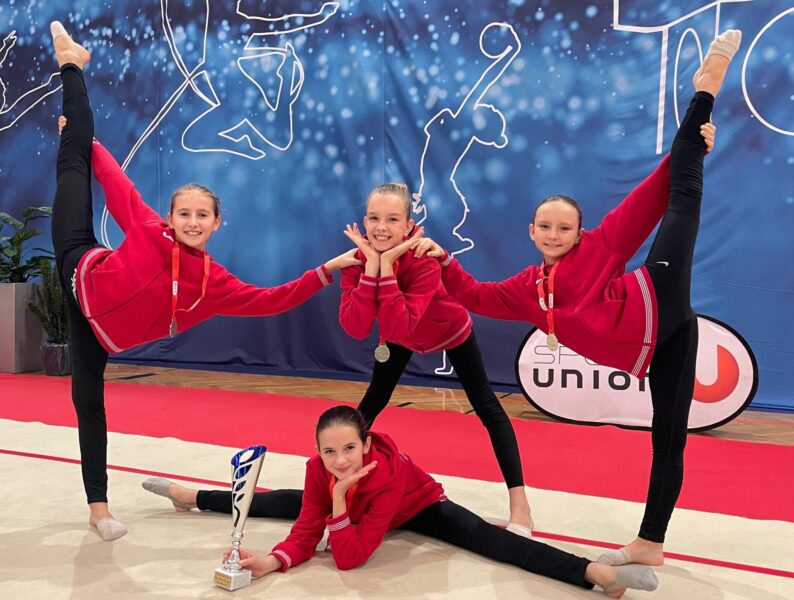 Gymnastinnen mit Pokal