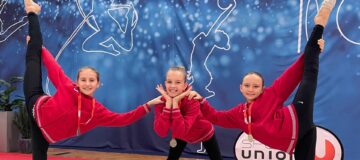 Gymnastinnen mit Pokal