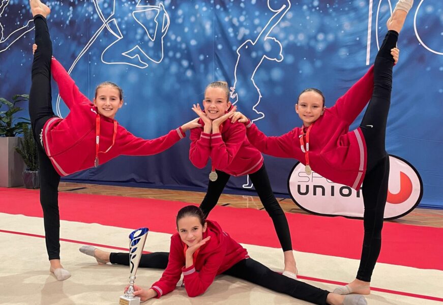 Gymnastinnen mit Pokal