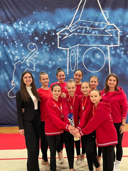 Gymnastinnen mit Trainerinnen