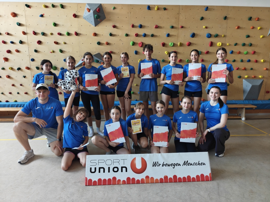 Sport Union: Kinder und Jugendliche mit Urkunden und Plüschtier vor Boulderwand