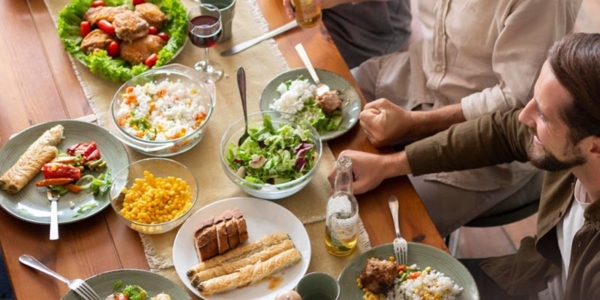 Personen essen an einem Tisch