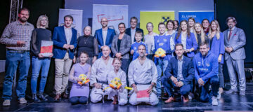 Freudestrahlende Gesichter bei den Siegervereinen VAMOS – UNION Volleyballverein Mattersburg (1. Platz), UNION Karate Center Eisenstadt (2. Platz), UFC PG Cars Oberschützen (3. Platz) und UNION Handballclub Eisenstadt (innovativstes Projekt) mit SPORTUNION und Sponsorenvertreter:innen sowie Ehrengästen GR Andrea Dvornikovich und Abg. z. NR Christoph Zarits.