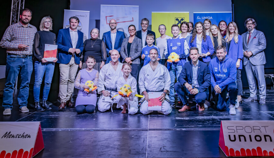 Freudestrahlende Gesichter bei den Siegervereinen VAMOS – UNION Volleyballverein Mattersburg (1. Platz), UNION Karate Center Eisenstadt (2. Platz), UFC PG Cars Oberschützen (3. Platz) und UNION Handballclub Eisenstadt (innovativstes Projekt) mit SPORTUNION und Sponsorenvertreter:innen sowie Ehrengästen GR Andrea Dvornikovich und Abg. z. NR Christoph Zarits.