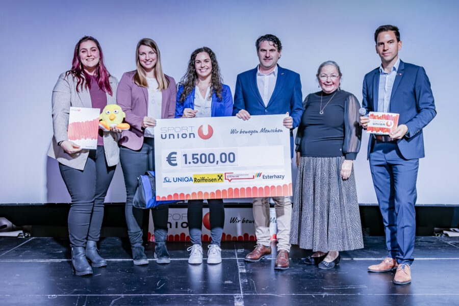 Der 1. Platz ging an VAMOS – UNION Volleyballverein Mattersburg und wurde von SPORTUNION Präsidentin Ofner, Geschäftsführer Bauer, Jugendreferentin Gebhardt und Abg. z. NR Zarits übergeben.