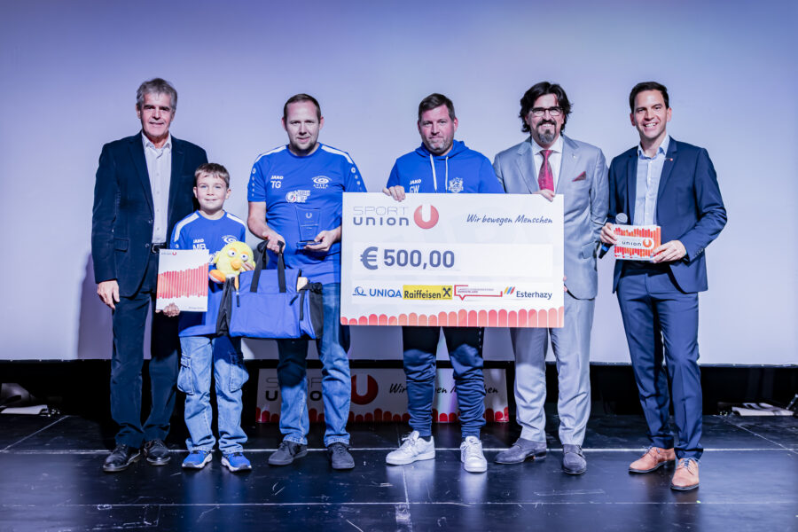 Über den 3. Platz freuen durfte sich der UFC PG Cars Oberschützen – geehrte wurde der Verein von UNIQA Landesdirektor Herbert Kaiser, SPORTUNION Finanzreferent Josef Mayer und Geschäftsführer Patrick Bauer.