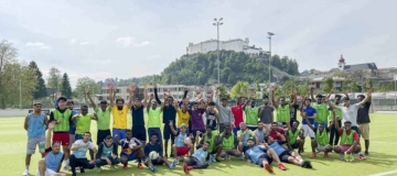 Gruppenfoto einer Sportgruppe mit Migrationshintergrund