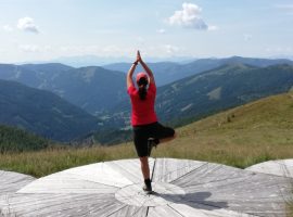 SPAK_3 Frau macht Yoga Pose auf einer Wiese am Berg