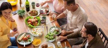 Personen essen an einem Tisch