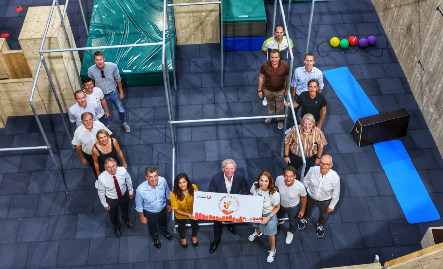 Die Vertreter des SPORTUNION-Präsidiums um Peter McDonald (Mitte) setzen in der Linzer Trendsporthalle „Zero Limits“ gemeinsam ein Zeichen für den Kinderschutz.