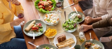 Personen essen an einem Tisch