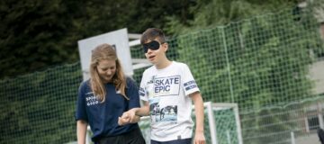 Person führt andere blinde Person an der Hand