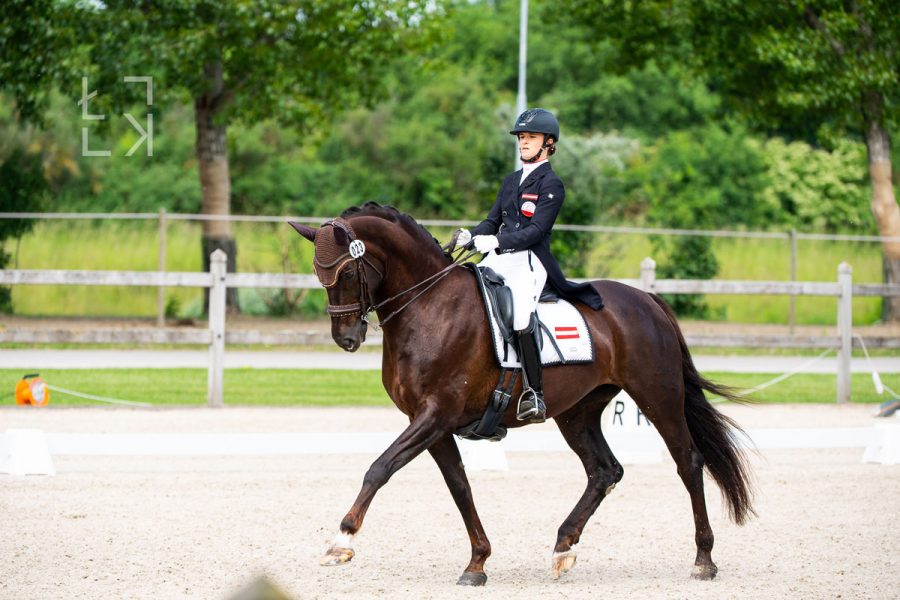 Reiterin Anna Schwarzlmüller-Kröpfl auf ihrem Pferd