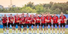 Das Männer-Team jubelnd, nachdem sie die Bronze-Medaille gewonnen haben