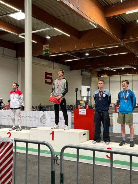 Die Sieger:innen am Podium