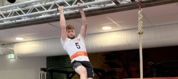 Sportler beim Absolvieren des Ninja-Parcours