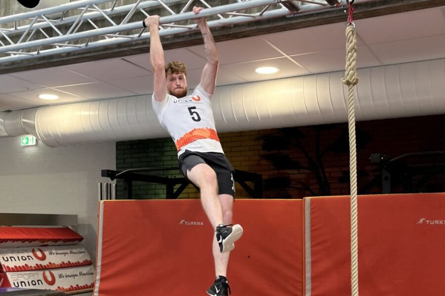 Sportler beim Absolvieren des Ninja-Parcours