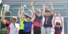 Kids am Podest mit hochgestreckten Händen und freudestrahlend