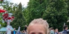 Leonie Hochegger hält stolz ihren Pokal hoch