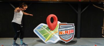 Sportbegeisterte beim Training in einem Ninja-Parcours in einer Halle in Österreich