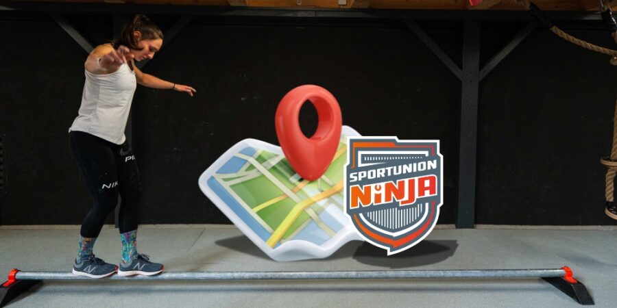 Sportbegeisterte beim Training in einem Ninja-Parcours in einer Halle in Österreich