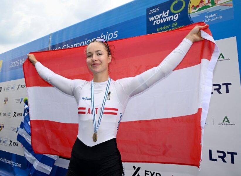 Maria Hauser mit der Österreich-Flagge
