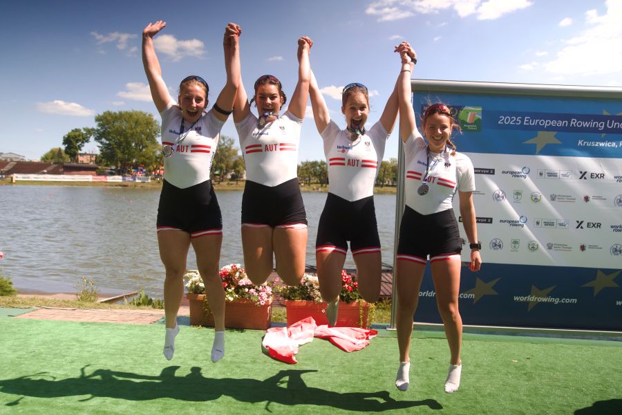 Franziska Stögerer, Franziska Schmid, Isabella Baumann und Ella Valentina Nader (Vierer) bei der Siegerehrung mit ihren Silbermedaillen
