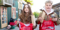 Emma Huber und Tobias Reisinger mit Pokalen