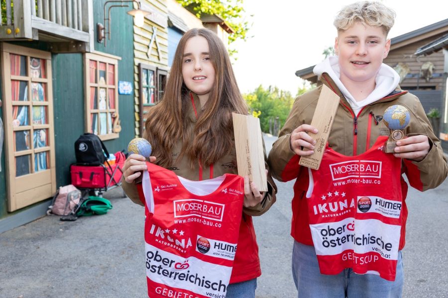 Emma Huber und Tobias Reisinger mit Pokalen