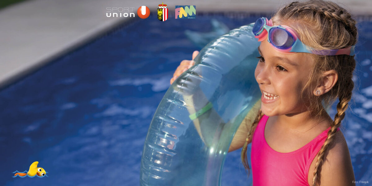 Mädchen mit Schwimmreifen und Tauchbrille am Schwimmbecken