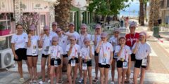 Die SchweinbachGymGirls glücklich mit ihren Medaillen