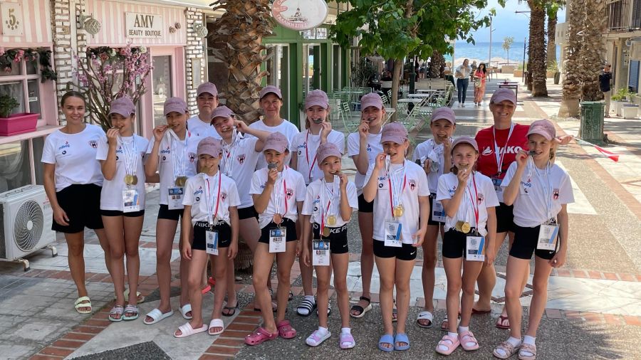 Die SchweinbachGymGirls glücklich mit ihren Medaillen
