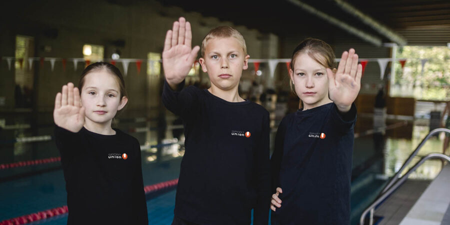 Kinder zeigen "Stop"