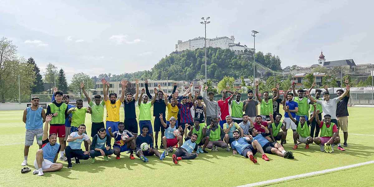 Gruppenfoto einer Sportgruppe mit Migrationshintergrund