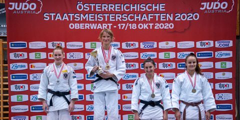 Die Siegerehrung bei den Österreichischen Staatsmeisterschaften Judo mit der drittplatzierten Franziska Kaiser.