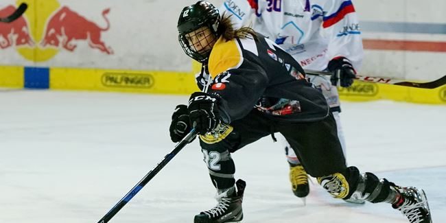 Annika Fazokas von den Salzburg Eagles führt den Puck über das Eis.