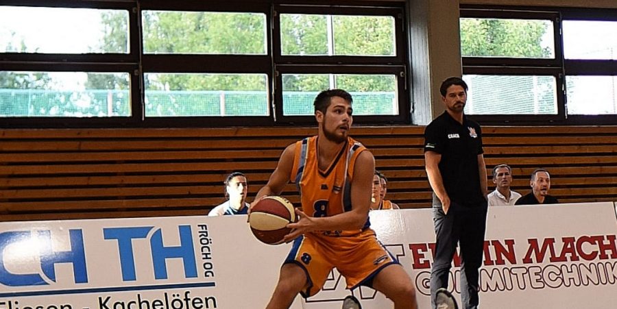 Raphael Miksch der BBU Salzburg mit Basketball in der Hand