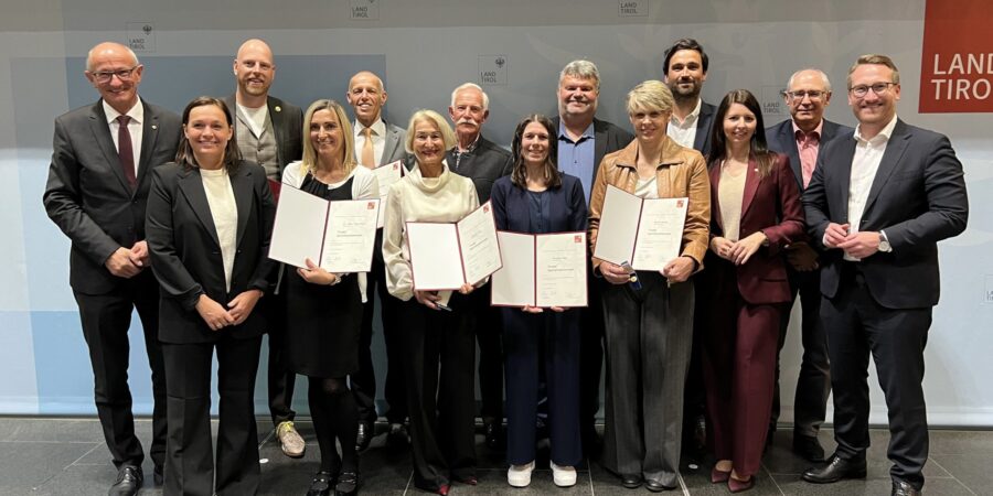 Mitglieder von Tiroler Vereinen werden für ihr langjähriges Engagement im Sport vom Land Tirol geehrt.