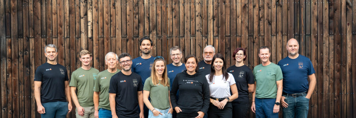 Gruppenfoto des Präsidiums der Sportunion Tirol vor dem Hauptgebäude der Sportunion Tirol.