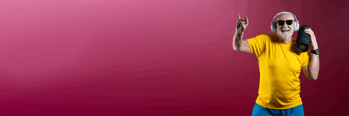 Tanzender Senior mit Musikbox auf pinkem Hintergrund