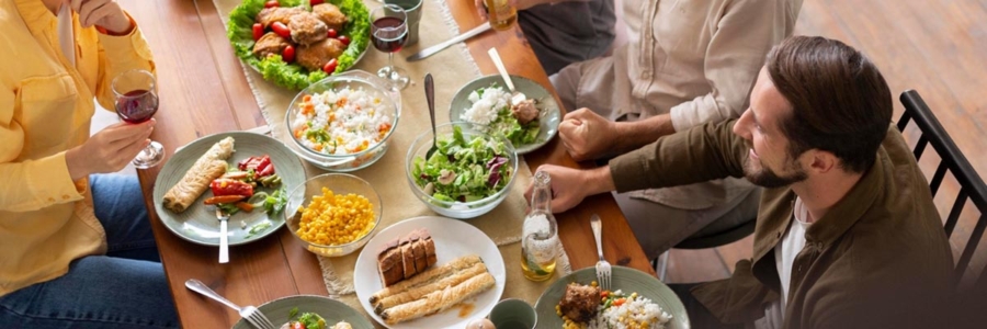 Personen essen an einem Tisch