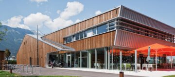 tennisanlage-wiesengasse-beaufort-architekten-┬®-christian-flatscher-01_1-1-1536x633