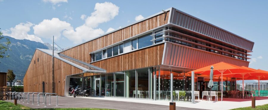 tennisanlage-wiesengasse-beaufort-architekten-┬®-christian-flatscher-01_1-1-1536x633