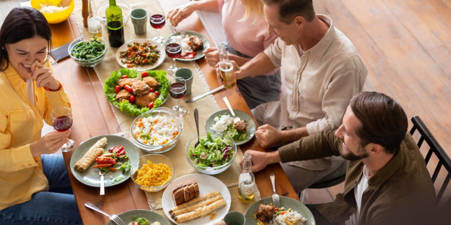 Personen essen an einem Tisch