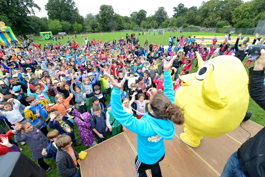 große Kindergruppe am Sportplatz