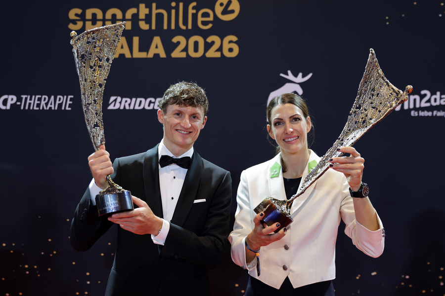 Sportgala-Gewinner Lukas Mathies und Anna Kiesenhofer mit Trophäen.