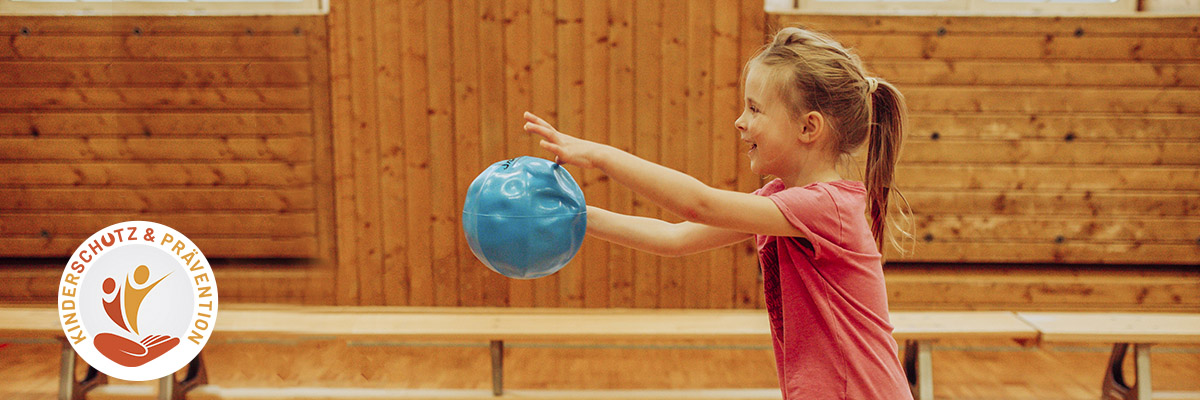 Kind fängt Ball, Logo "Kinderschutz & Prävention"
