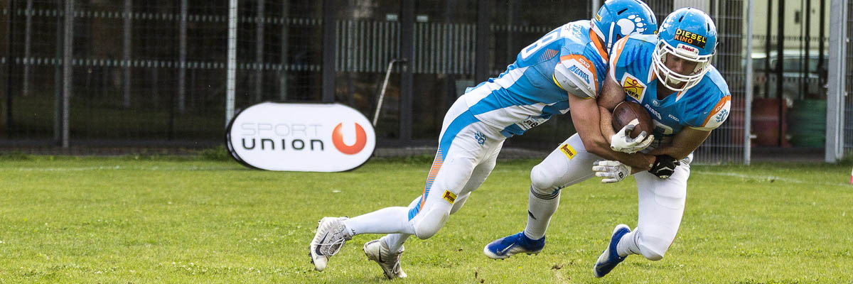 2 Football-Spieler stoßen aufeinander